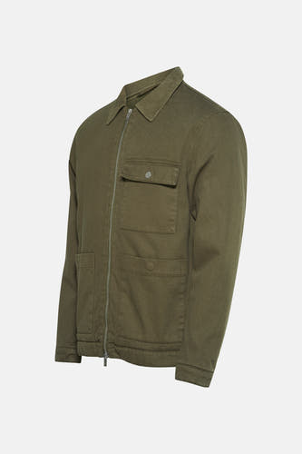 Veste courte verte de SOLID, avec fermeture à glissière et poches, contre un fond uni.