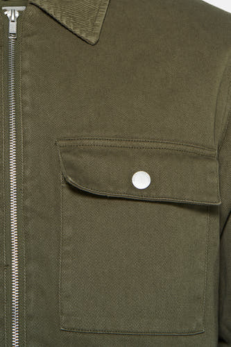 Veste courte verte de SOLID avec fermeture à glissière argentée et poche de poitrine à boutons.
