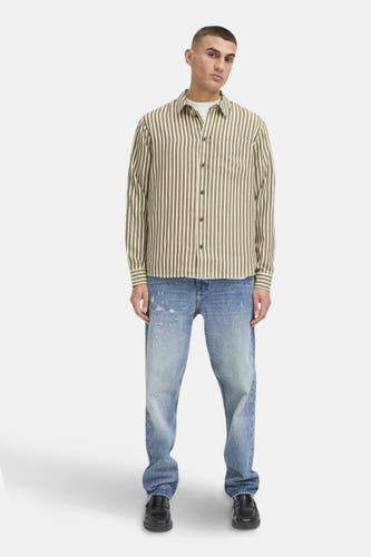 Ecru hemd met lange mouwen van SOLID, met verticale strepen en knoopsluiting, gecombineerd met jeans en schoenen.
