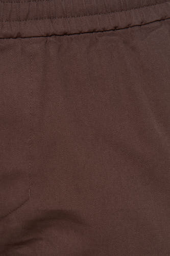 Pantalon brun de SOLID, avec une ceinture élastique et une subtile texture tissée diagonalement.