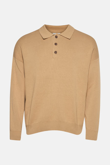 Gilet beige de SOLID avec des manches longues et un col à boutons en bois.