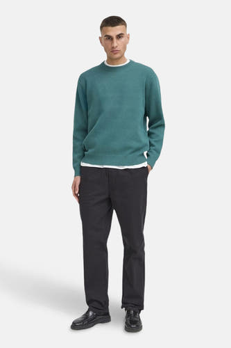 T-shirt vert avec col rond de SOLID, avec une fine texture et un col subtil.