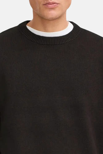 Sweat-shirt noir à col rond de SOLID, porté sur un T-shirt blanc.