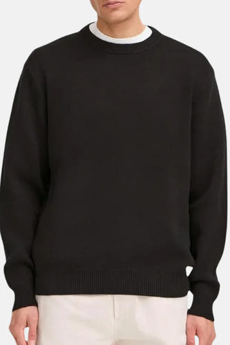 Sweat-shirt noir à col rond de SOLID, porté sur un T-shirt blanc.