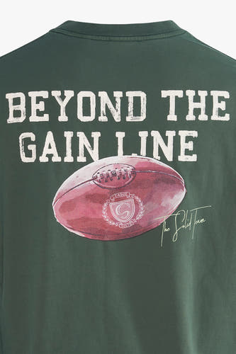 T-shirt vert avec manches courtes de SOLID, avec un imprimé sur le dos d'un ballon ovale et un texte.