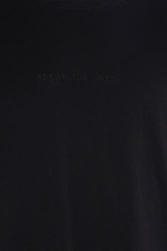 Zwart T-shirt met korte mouwen van SOLID, met de tekst "BREAK THE LINES" erop geborduurd.
