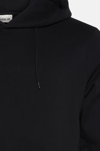 Gilet noir avec capuche SOLID, avec cordons et broderie textuelle subtile.