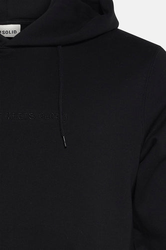 Zwarte hoodie met tekst en capuchon.
