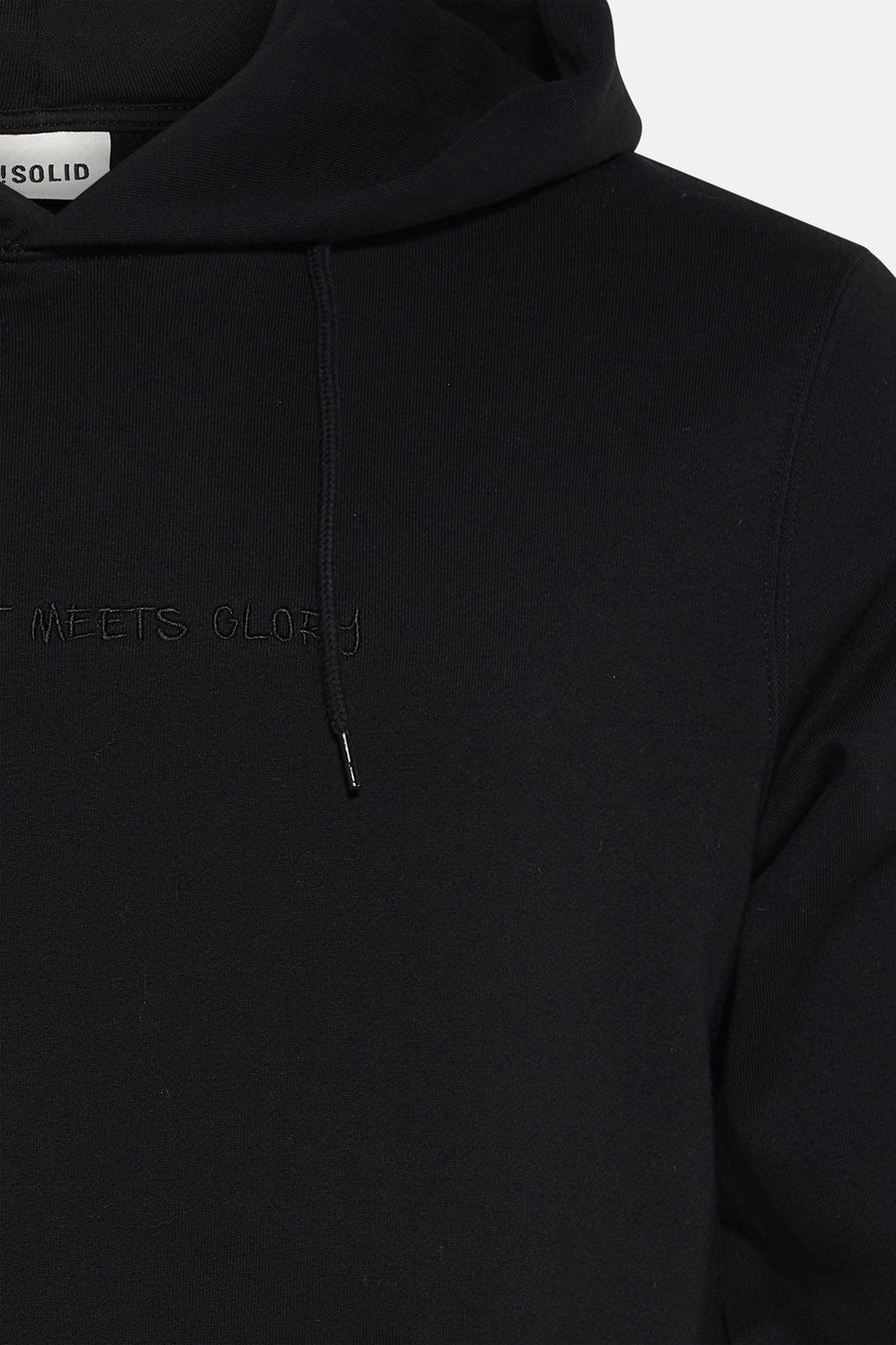 Zwarte hoodie met tekst en capuchon.
