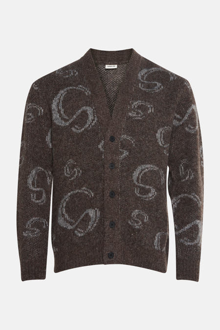 Veste brune de SOLID avec un motif de lettres "S" abstraites grises.