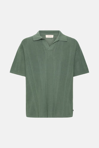 T-shirt vert de SOLID, avec un col ouvert et des lignes verticales.