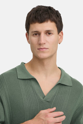 T-shirt vert de SOLID, avec des manches courtes et un col en pointe dans un motif tricoté fin.