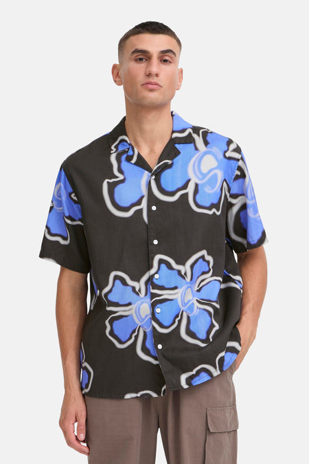 Chemise multicolore de SOLID, avec un motif floral frappant en bleu et noir.