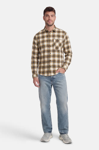 Multikleurig overhemd met lange mouwen van SOLID, met een ruitpatroon en gedragen met jeans en sneakers.
