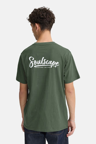 T-shirt vert avec manches courtes de SOLID, avec une impression 'Soulscape' blanche sur le dos.