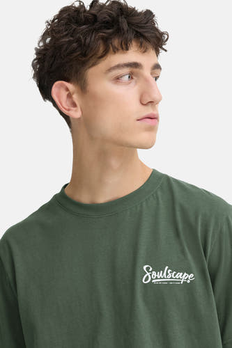 T-shirt vert avec manches courtes de SOLID, avec le texte "Soulscape" blanc sur la poitrine.
