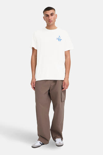 Wit T-shirt met korte mouwen van SOLID, met blauwe print, gedragen met bruine cargobroek en witte sneakers.
