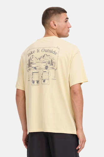 T-shirt à manches courtes jaune de SOLID, avec imprimé dorsal représentant un paysage de montagne et des figures assises.