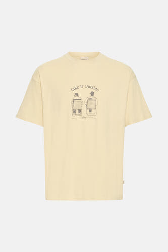 T-shirt à manches courtes jaune de SOLID, avec imprimé "Take It Outside" et dessins de deux hommes sur des chaises.