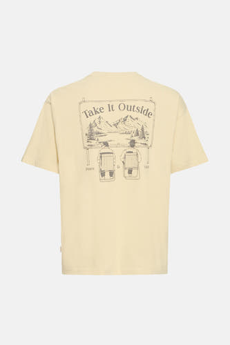 T-shirt jaune à manches courtes de SOLID, avec un imprimé au dos représentant deux personnes dans la nature.