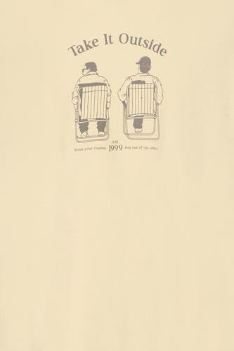 T-shirt jaune à manches courtes de SOLID, avec un imprimé vintage de deux personnes assises sur des chaises sur la poitrine.