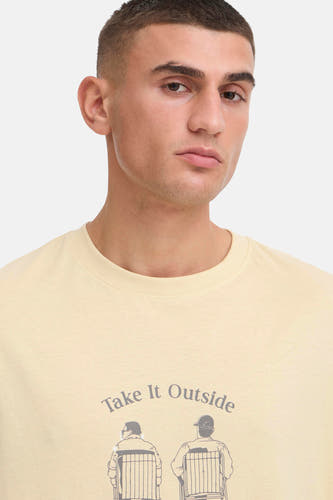 T-shirt à manches courtes jaune de SOLID, avec imprimé 'Take It Outside'.