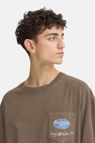 T-shirt brun à manches courtes de SOLID, avec une poche poitrale d un logo bleu.