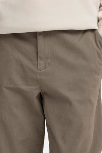 Chino marron de SOLID, couleur unie et sweat-shirt beige partiellement visible.