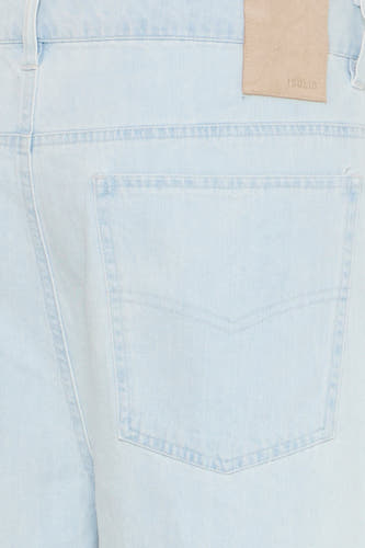 Lichtblauwe denim shorts van SOLID, close-up van achterzak met beige label en fijne stiksels