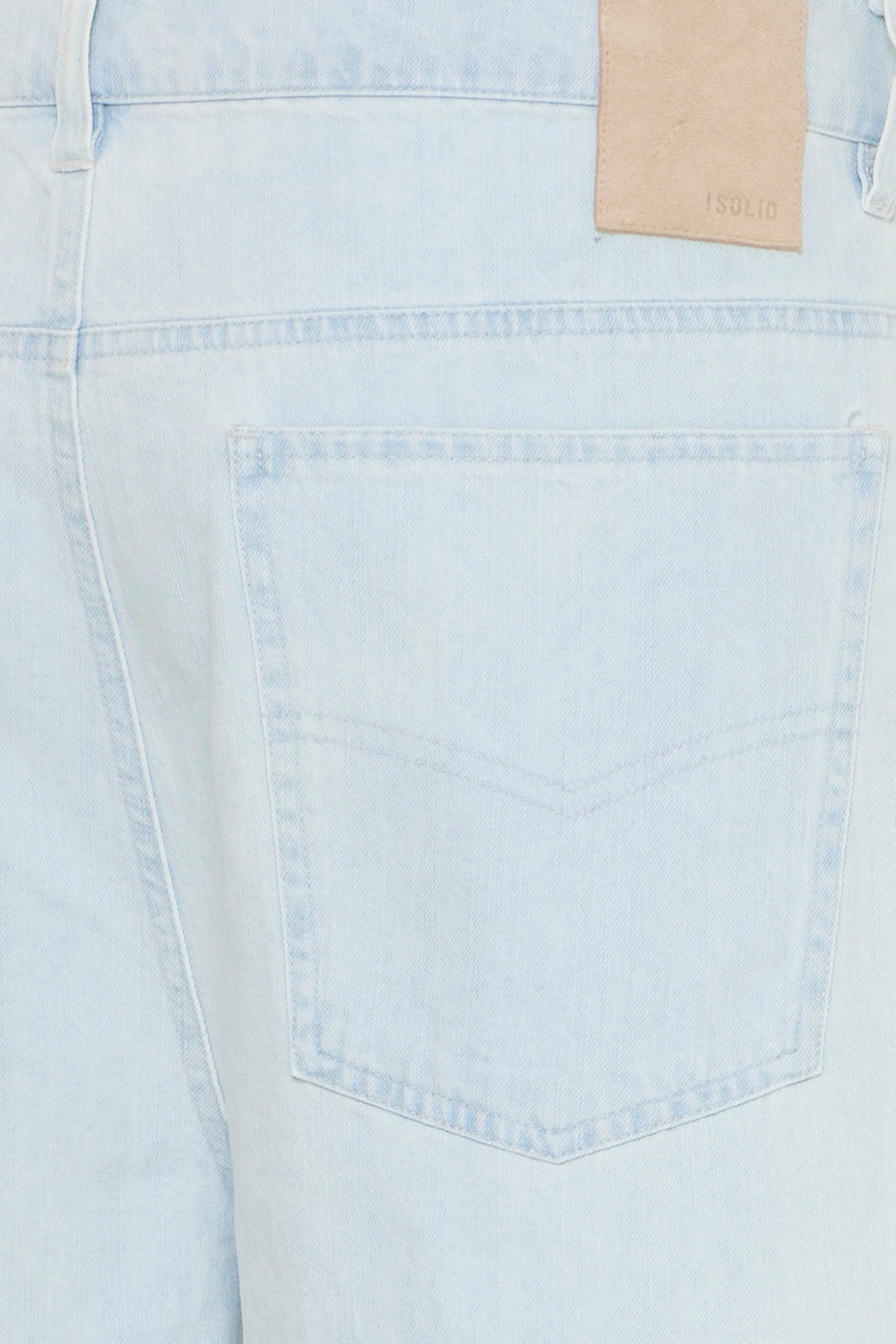 Lichtblauwe denim shorts van SOLID, close-up van achterzak met beige label en fijne stiksels