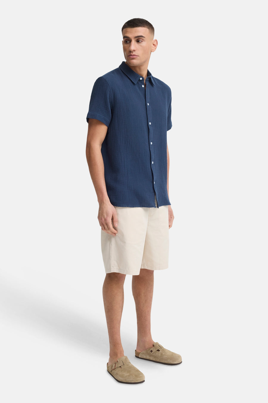 Blauw overhemd met korte mouwen van SOLID, van gestructureerde stof, gecombineerd met een beige short en suède clogs.