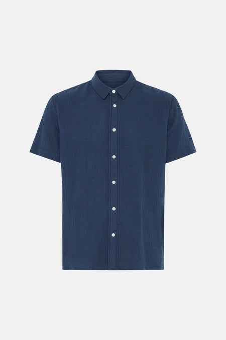 Chemise bleue à manches courtes de SOLID, avec tissu texturé et boutons blancs.