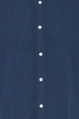 Chemise en tissu texturé bleu foncé de SOLID, avec des boutons blancs sur la patte de boutonnage.