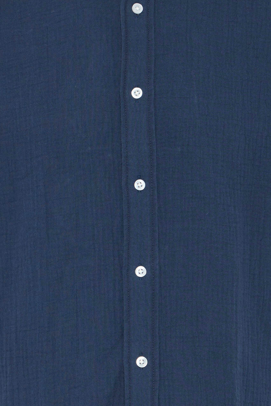 Chemise en tissu texturé bleu foncé de SOLID, avec des boutons blancs sur la patte de boutonnage.