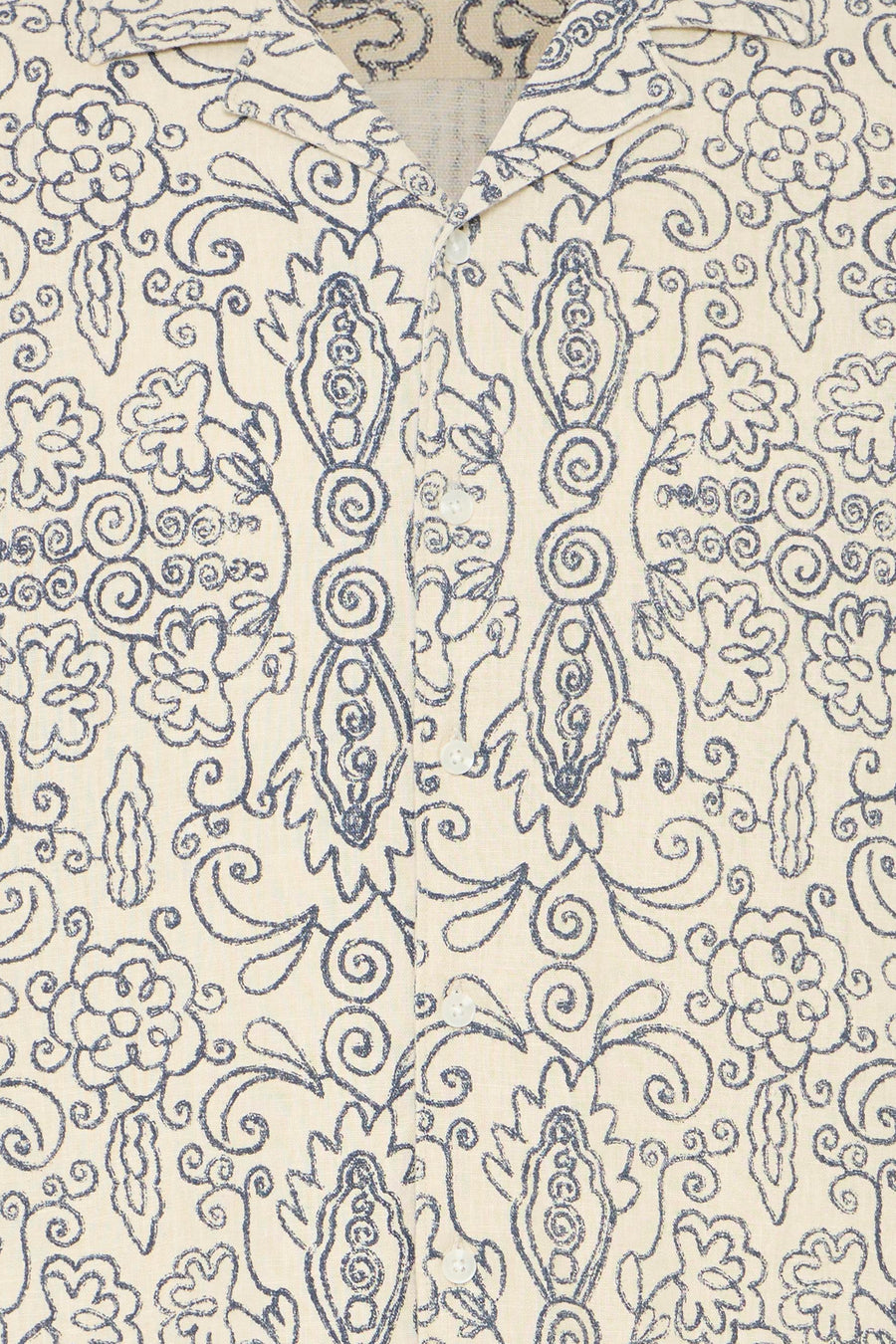 Chemise écru à manches courtes de SOLID, avec motif floral et arabesque dessiné à la main bleu foncé et col ouvert.