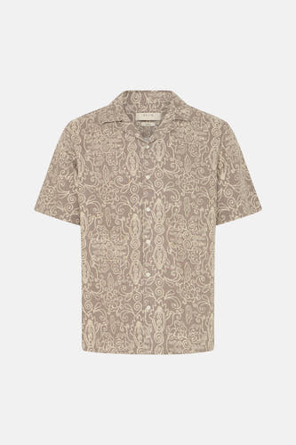 Chemise marron à manches courtes de SOLID, avec motif abstrait floral et arabesque beige clair et boutons blancs.