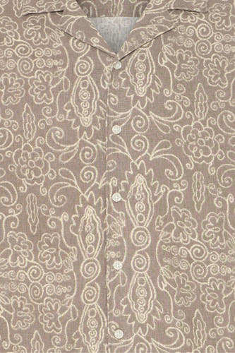 Chemise marron à manches courtes de SOLID, avec un motif floral crème et des boutons blancs.
