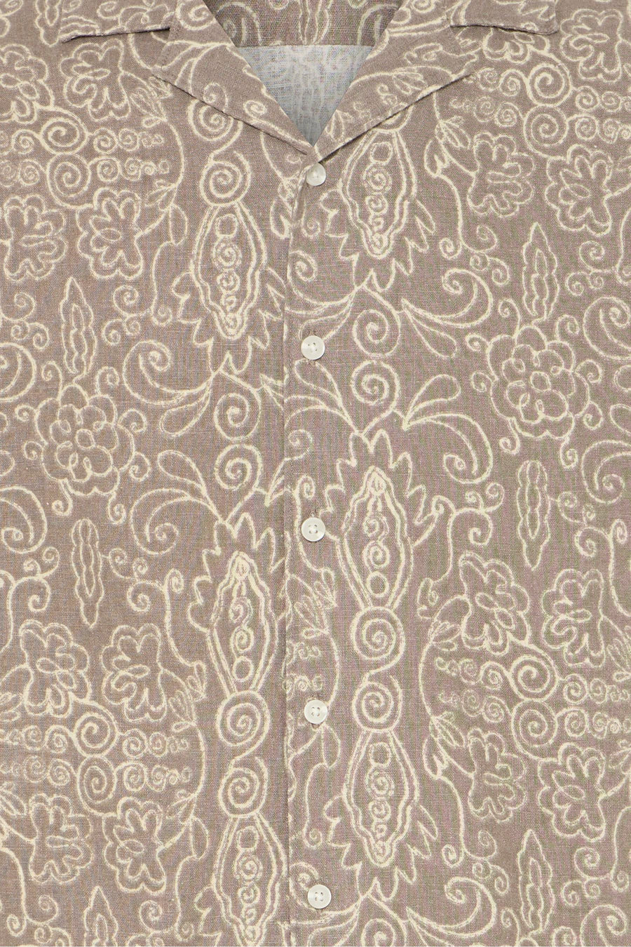 Chemise marron à manches courtes de SOLID, avec un motif floral crème et des boutons blancs.