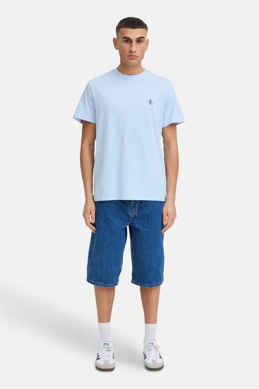 Blauw T-shirt met korte mouwen van SOLID, met geborduurde cactus en zon op de borst, gedragen met denim shorts.
