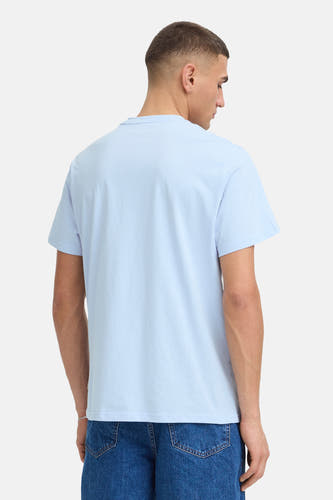 T-shirt à manches courtes bleu clair de SOLID, dos visible, porté avec un jean et un bracelet argenté.