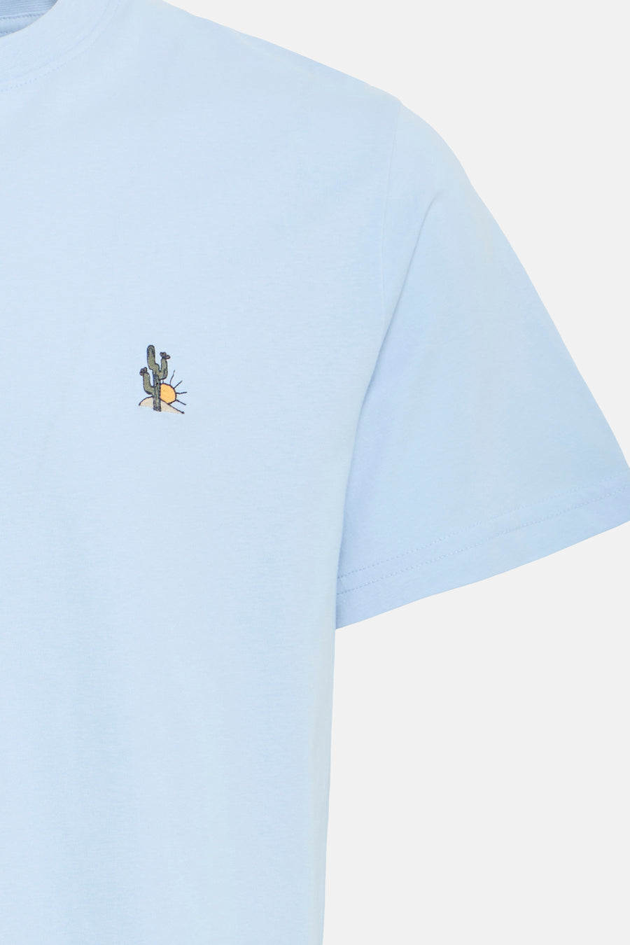 T-shirt à manches courtes bleu clair de SOLID, avec cactus et soleil brodés sur la poitrine.