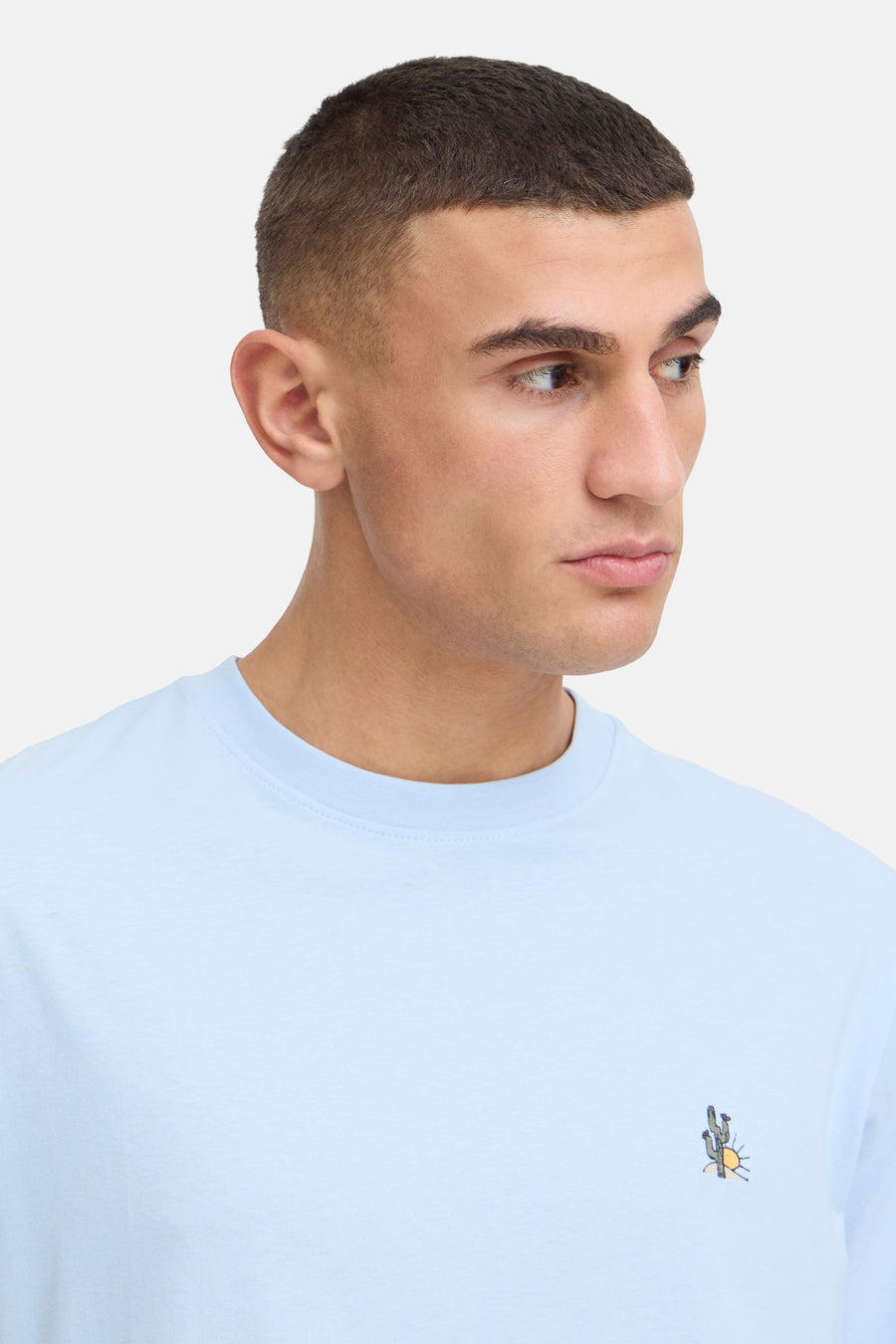 T-shirt bleu à manches courtes de SOLID avec cactus et soleil brodés, porté par un mannequin de profil.