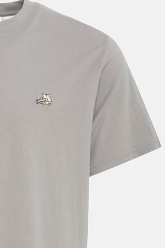 T-shirt à manches courtes gris clair de SOLID, avec un camping-car brodé sur la poitrine gauche.