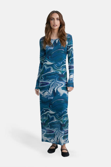 Robe bleue à longues manches de 24 couleurs, avec un motif marbré.
