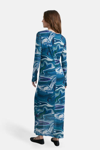 Robe bleue à longues manches de 24 couleurs, avec un motif abstrait marbré et une coupe ajustée.