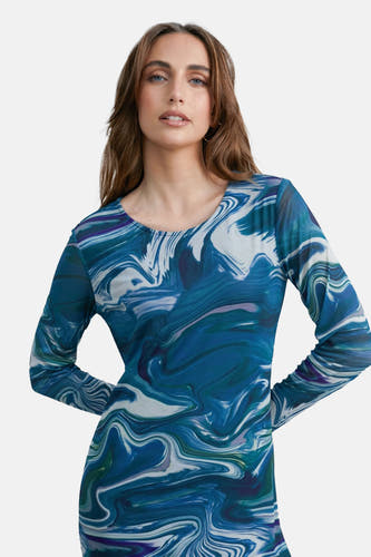Blauwe jurk met lange mouwen van 24 colours, met een gemarmerd patroon.
