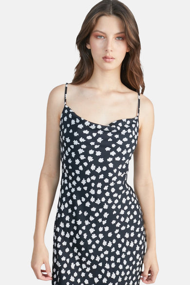 Robe sans manches noire de 24 couleurs, avec un motif de fleurs blancs et des bretelles fines.