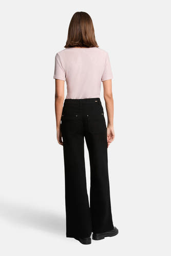 T-shirt rose à manches courtes de Morgan De Toi, vu par derrière, associé à un pantalon noir.