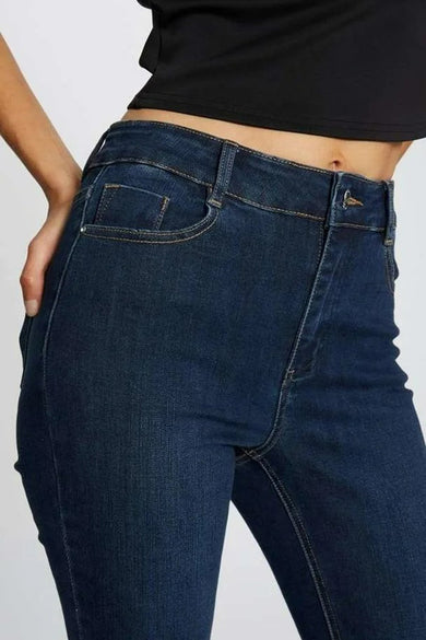 Jean skinny bleu marine de Morgan De Toi, avec une taille haute et un aspect écourté.