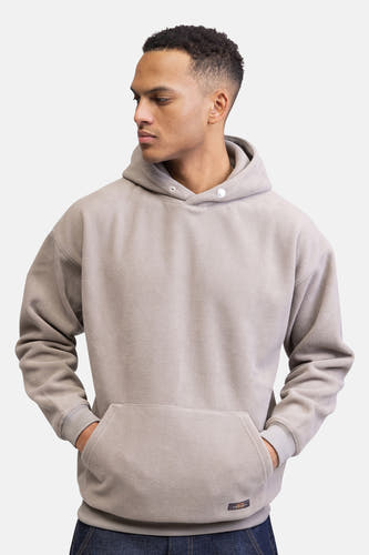 Gilet beige avec capuche de REDEFINED REBEL, doté d'une poche kangourou et de boutons pression métalliques sur la capuche.